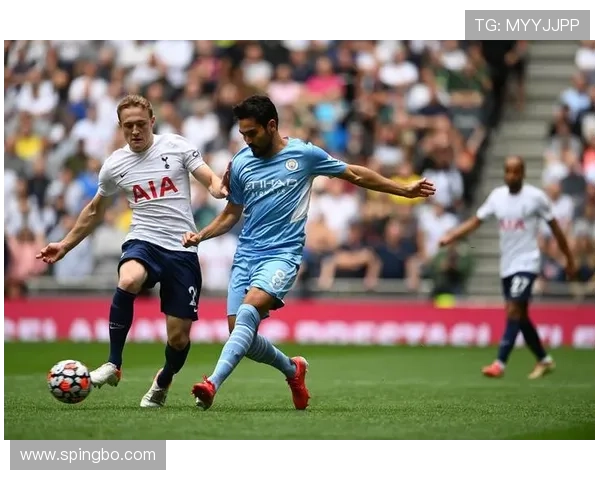 热刺防线压上幅度加大，防守空当频遭对手利用