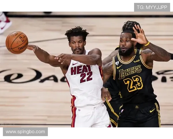 回场规则差异：国际篮联与NBA如何界定回场违例？